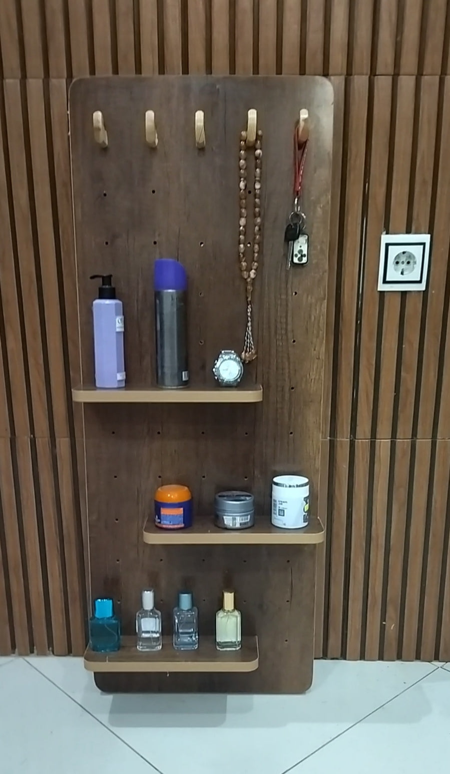 مراية حائط منزلقة انيقة بطول كامل مع خطافات للتخزين و رفوف