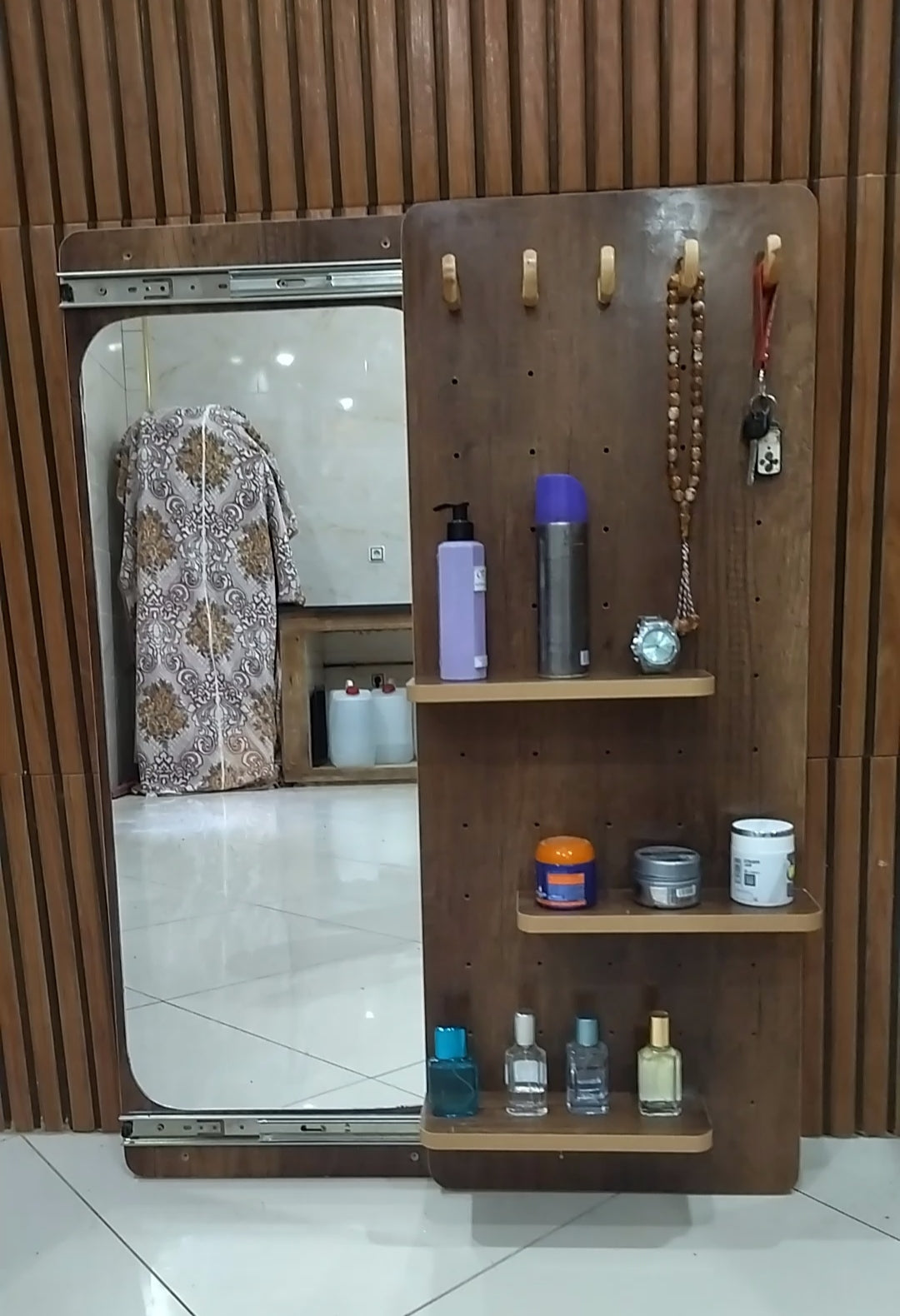 مراية حائط منزلقة انيقة بطول كامل مع خطافات للتخزين و رفوف